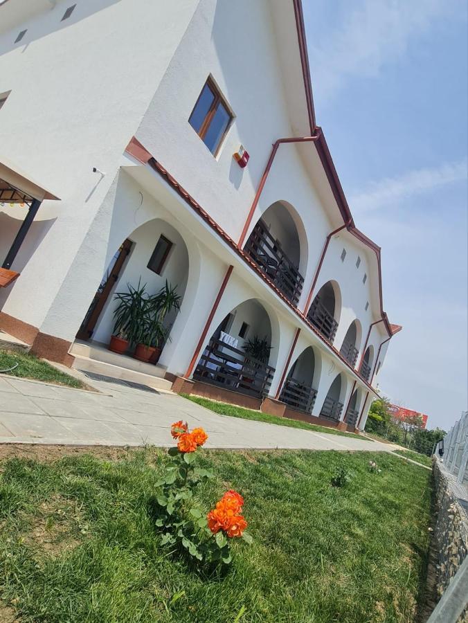 Hotel Yuka Vama Veche Exteriér fotografie